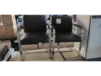 LOTE 252 - 02 CADEIRAS COM PÉS FIXOS. (NO ESTADO) ATENÇÃO! FAZER A VISITAÇÃO ANTES DE ARREMATAR, NÃO SABEMOS SE FUNCIONA, LEILÃO NÃO TEM GARANTIA E NEM DEVOLUÇÃO, SUJEITO A POSSÍVEIS AVARIAS VISÍVEIS/OCULTAS E/OU AUSÊNCIA DE COMPONENTES.