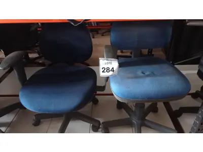 LOTE 284 - 02 CADEIRAS GIRATÓRIAS NA COR AZUL. (NO ESTADO) ATENÇÃO! FAZER A VISITAÇÃO ANTES DE ARREMATAR, NÃO SABEMOS SE FUNCIONA, LEILÃO NÃO TEM GARANTIA E NEM DEVOLUÇÃO, SUJEITO A POSSÍVEIS AVARIAS VISÍVEIS/OCULTAS E/OU AUSÊNCIA DE COMPONENTES.