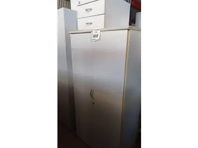 LOTE 322 - 01 ARMÁRIO ALTO PARA ESCRITÓRIO COM 03 COMPARTIMENTOS E 01 GAVETEIRO DE MESA. (NO ESTADO) ATENÇÃO! FAZER A VISITAÇÃO ANTES DE ARREMATAR, NÃO SABEMOS SE FUNCIONA, LEILÃO NÃO TEM GARANTIA E NEM DEVOLUÇÃO, SUJEITO A POSSÍVEIS AVARIAS VISÍVEIS/OCULTAS E/OU AUSÊNCIA DE COMPONENTES.