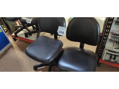 LOTE 388 - 02 CADEIRAS DE ESCRITÓRIO. (NO ESTADO) ATENÇÃO! FAZER A VISITAÇÃO ANTES DE ARREMATAR, NÃO SABEMOS SE FUNCIONA, LEILÃO NÃO TEM GARANTIA E NEM DEVOLUÇÃO, SUJEITO A POSSÍVEIS AVARIAS VISÍVEIS/OCULTAS E/OU AUSÊNCIA DE COMPONENTES.
