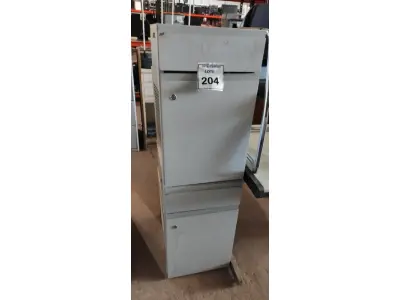 LOTE 204 - 02 ARMÁRIOS BAIXOS COM 01 GAVETA E SUPORTE PARA CPU. (NO ESTADO) ATENÇÃO! FAZER A VISITAÇÃO ANTES DE ARREMATAR, NÃO SABEMOS SE FUNCIONA, LEILÃO NÃO TEM GARANTIA E NEM DEVOLUÇÃO, SUJEITO A POSSÍVEIS AVARIAS VISÍVEIS/OCULTAS E/OU AUSÊNCIA DE COMPONENTES.