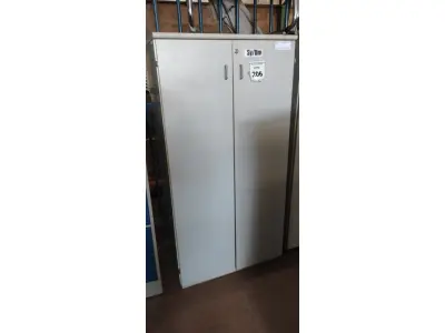 LOTE 206 - 01 ARMÁRIO DE ESCRITÓRIO PARA PASTAS SUSPENSAS COM 02 PORTAS. (NO ESTADO) ATENÇÃO! FAZER A VISITAÇÃO ANTES DE ARREMATAR, NÃO SABEMOS SE FUNCIONA, LEILÃO NÃO TEM GARANTIA E NEM DEVOLUÇÃO, SUJEITO A POSSÍVEIS AVARIAS VISÍVEIS/OCULTAS E/OU AUSÊNCIA DE COMPONENTES.