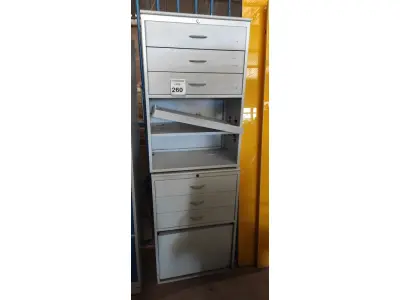 LOTE 260 - 02 ARMÁRIOS BAIXOS DE FERRO E TAMPO EM MADEIRA COM 03 GAVETAS E 01 PORTA CADA. (NO ESTADO) ATENÇÃO! FAZER A VISITAÇÃO ANTES DE ARREMATAR, NÃO SABEMOS SE FUNCIONA, LEILÃO NÃO TEM GARANTIA E NEM DEVOLUÇÃO, SUJEITO A POSSÍVEIS AVARIAS VISÍVEIS/OCULTAS E/OU AUSÊNCIA DE COMPONENTES.