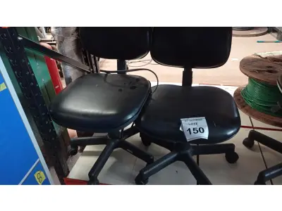 LOTE 150 - 02 CADEIRAS GIRATÓRIAS. (NO ESTADO) ATENÇÃO! FAZER A VISITAÇÃO ANTES DE ARREMATAR, NÃO SABEMOS SE FUNCIONA, LEILÃO NÃO TEM GARANTIA E NEM DEVOLUÇÃO, SUJEITO A POSSÍVEIS AVARIAS VISÍVEIS/OCULTAS E/OU AUSÊNCIA DE COMPONENTES.
