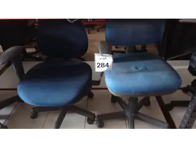 LOTE 284 - 02 CADEIRAS GIRATÓRIAS NA COR AZUL. (NO ESTADO) ATENÇÃO! FAZER A VISITAÇÃO ANTES DE ARREMATAR, NÃO SABEMOS SE FUNCIONA, LEILÃO NÃO TEM GARANTIA E NEM DEVOLUÇÃO, SUJEITO A POSSÍVEIS AVARIAS VISÍVEIS/OCULTAS E/OU AUSÊNCIA DE COMPONENTES.