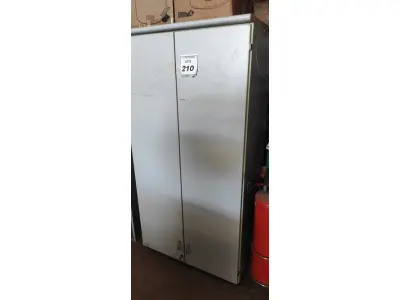 LOTE 210 - 01 ARMÁRIO DE ESCRITÓRIO PARA PASTAS SUSPENSAS COM 02 PORTAS. (NO ESTADO) ATENÇÃO! FAZER A VISITAÇÃO ANTES DE ARREMATAR, NÃO SABEMOS SE FUNCIONA, LEILÃO NÃO TEM GARANTIA E NEM DEVOLUÇÃO, SUJEITO A POSSÍVEIS AVARIAS VISÍVEIS/OCULTAS E/OU AUSÊNCIA DE COMPONENTES.