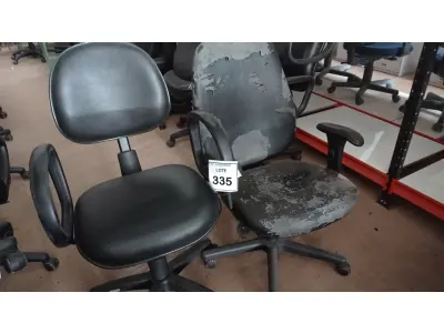 LOTE 335 - 02 CADEIRAS GIRATÓRIAS. (NO ESTADO) ATENÇÃO! FAZER A VISITAÇÃO ANTES DE ARREMATAR, NÃO SABEMOS SE FUNCIONA, LEILÃO NÃO TEM GARANTIA E NEM DEVOLUÇÃO, SUJEITO A POSSÍVEIS AVARIAS VISÍVEIS/OCULTAS E/OU AUSÊNCIA DE COMPONENTES.