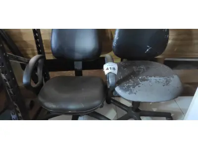 LOTE 418 - 02 CADEIRAS DE ESCRITÓRIO. (NO ESTADO) ATENÇÃO! FAZER A VISITAÇÃO ANTES DE ARREMATAR, NÃO SABEMOS SE FUNCIONA, LEILÃO NÃO TEM GARANTIA E NEM DEVOLUÇÃO, SUJEITO A POSSÍVEIS AVARIAS VISÍVEIS/OCULTAS E/OU AUSÊNCIA DE COMPONENTES.