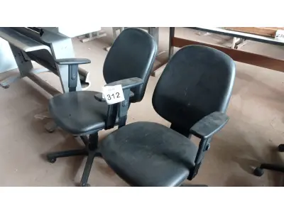 LOTE 312 - 02 CADEIRAS GIRATÓRIAS. (NO ESTADO) ATENÇÃO! FAZER A VISITAÇÃO ANTES DE ARREMATAR, NÃO SABEMOS SE FUNCIONA, LEILÃO NÃO TEM GARANTIA E NEM DEVOLUÇÃO, SUJEITO A POSSÍVEIS AVARIAS VISÍVEIS/OCULTAS E/OU AUSÊNCIA DE COMPONENTES.