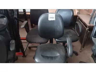 LOTE 340 - 02 CADEIRAS GIRATÓRIAS. (NO ESTADO) ATENÇÃO! FAZER A VISITAÇÃO ANTES DE ARREMATAR, NÃO SABEMOS SE FUNCIONA, LEILÃO NÃO TEM GARANTIA E NEM DEVOLUÇÃO, SUJEITO A POSSÍVEIS AVARIAS VISÍVEIS/OCULTAS E/OU AUSÊNCIA DE COMPONENTES.