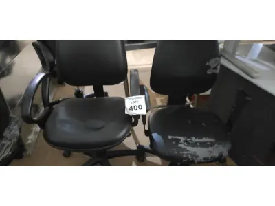 LOTE 400 - 02 CADEIRAS DE ESCRITÓRIO. (NO ESTADO) ATENÇÃO! FAZER A VISITAÇÃO ANTES DE ARREMATAR, NÃO SABEMOS SE FUNCIONA, LEILÃO NÃO TEM GARANTIA E NEM DEVOLUÇÃO, SUJEITO A POSSÍVEIS AVARIAS VISÍVEIS/OCULTAS E/OU AUSÊNCIA DE COMPONENTES.
