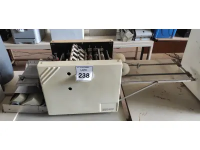 LOTE 238 - 01 DOBRADEIRA DE PAPEL MODELO DE MESA. (NO ESTADO) ATENÇÃO! FAZER A VISITAÇÃO ANTES DE ARREMATAR, NÃO SABEMOS SE FUNCIONA, LEILÃO NÃO TEM GARANTIA E NEM DEVOLUÇÃO, SUJEITO A POSSÍVEIS AVARIAS VISÍVEIS/OCULTAS E/OU AUSÊNCIA DE COMPONENTES.