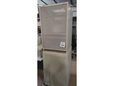 LOTE 256 - 02 ARMÁRIOS BAIXOS DE 02 PORTAS CADA COM SUPORTE PARA LIXEIRAS. (NO ESTADO) ATENÇÃO! FAZER A VISITAÇÃO ANTES DE ARREMATAR, NÃO SABEMOS SE FUNCIONA, LEILÃO NÃO TEM GARANTIA E NEM DEVOLUÇÃO, SUJEITO A POSSÍVEIS AVARIAS VISÍVEIS/OCULTAS E/OU AUSÊNCIA DE COMPONENTES.