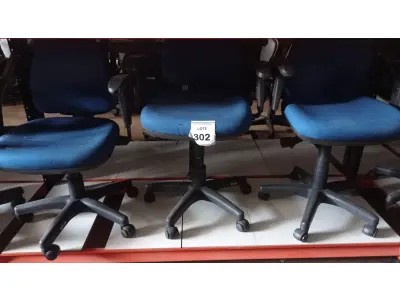 LOTE 302 - 03 CADEIRAS GIRATÓRIAS. (NO ESTADO) ATENÇÃO! FAZER A VISITAÇÃO ANTES DE ARREMATAR, NÃO SABEMOS SE FUNCIONA, LEILÃO NÃO TEM GARANTIA E NEM DEVOLUÇÃO, SUJEITO A POSSÍVEIS AVARIAS VISÍVEIS/OCULTAS E/OU AUSÊNCIA DE COMPONENTES.