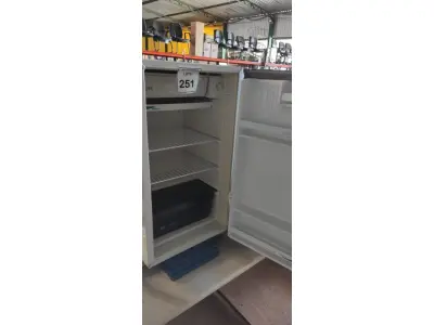 LOTE 251 - 01 FRIGOBAR 220V MARCA CONSUL. (NO ESTADO) ATENÇÃO! FAZER A VISITAÇÃO ANTES DE ARREMATAR, NÃO SABEMOS SE FUNCIONA, LEILÃO NÃO TEM GARANTIA E NEM DEVOLUÇÃO, SUJEITO A POSSÍVEIS AVARIAS VISÍVEIS/OCULTAS E/OU AUSÊNCIA DE COMPONENTES.