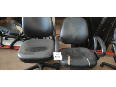 LOTE 405 - 02 CADEIRAS DE ESCRITÓRIO. (NO ESTADO) ATENÇÃO! FAZER A VISITAÇÃO ANTES DE ARREMATAR, NÃO SABEMOS SE FUNCIONA, LEILÃO NÃO TEM GARANTIA E NEM DEVOLUÇÃO, SUJEITO A POSSÍVEIS AVARIAS VISÍVEIS/OCULTAS E/OU AUSÊNCIA DE COMPONENTES.