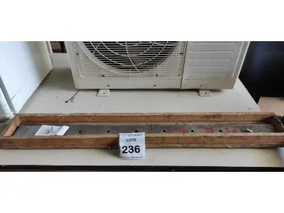 LOTE 236 - 01 LÂMINA DE GUILHOTINA GRÁFICA 106CM. (NO ESTADO) ATENÇÃO! FAZER A VISITAÇÃO ANTES DE ARREMATAR, NÃO SABEMOS SE FUNCIONA, LEILÃO NÃO TEM GARANTIA E NEM DEVOLUÇÃO, SUJEITO A POSSÍVEIS AVARIAS VISÍVEIS/OCULTAS E/OU AUSÊNCIA DE COMPONENTES.