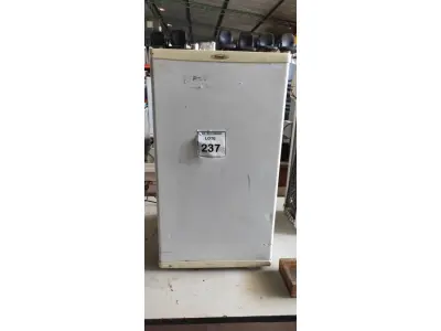 LOTE 237 - 01 FRIGOBAR 220V MARCA CONSUL. (NO ESTADO) ATENÇÃO! FAZER A VISITAÇÃO ANTES DE ARREMATAR, NÃO SABEMOS SE FUNCIONA, LEILÃO NÃO TEM GARANTIA E NEM DEVOLUÇÃO, SUJEITO A POSSÍVEIS AVARIAS VISÍVEIS/OCULTAS E/OU AUSÊNCIA DE COMPONENTES.