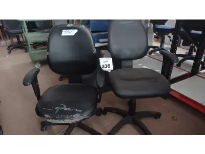 LOTE 336 - 02 CADEIRAS GIRATÓRIAS. (NO ESTADO) ATENÇÃO! FAZER A VISITAÇÃO ANTES DE ARREMATAR, NÃO SABEMOS SE FUNCIONA, LEILÃO NÃO TEM GARANTIA E NEM DEVOLUÇÃO, SUJEITO A POSSÍVEIS AVARIAS VISÍVEIS/OCULTAS E/OU AUSÊNCIA DE COMPONENTES.