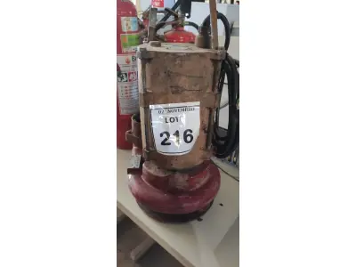 LOTE 216 - 01 BOMBA D’AGUA TRIFÁSICA. (NO ESTADO) ATENÇÃO! FAZER A VISITAÇÃO ANTES DE ARREMATAR, NÃO SABEMOS SE FUNCIONA, LEILÃO NÃO TEM GARANTIA E NEM DEVOLUÇÃO, SUJEITO A POSSÍVEIS AVARIAS VISÍVEIS/OCULTAS E/OU AUSÊNCIA DE COMPONENTES.