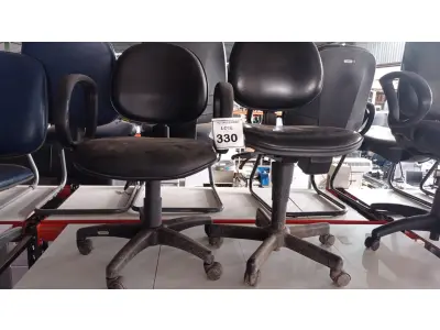 LOTE 330 - 02 CADEIRAS GIRATÓRIAS. (NO ESTADO) ATENÇÃO! FAZER A VISITAÇÃO ANTES DE ARREMATAR, NÃO SABEMOS SE FUNCIONA, LEILÃO NÃO TEM GARANTIA E NEM DEVOLUÇÃO, SUJEITO A POSSÍVEIS AVARIAS VISÍVEIS/OCULTAS E/OU AUSÊNCIA DE COMPONENTES.