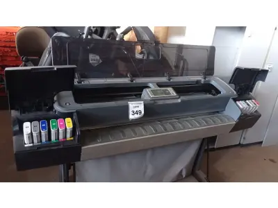 LOTE 349 - 01 PLOTTER MODELO DESIGNJET Z32000PS PHOTO MARCA HP. (NO ESTADO) ATENÇÃO! FAZER A VISITAÇÃO ANTES DE ARREMATAR, NÃO SABEMOS SE FUNCIONA, LEILÃO NÃO TEM GARANTIA E NEM DEVOLUÇÃO, SUJEITO A POSSÍVEIS AVARIAS VISÍVEIS/OCULTAS E/OU AUSÊNCIA DE COMPONENTES.