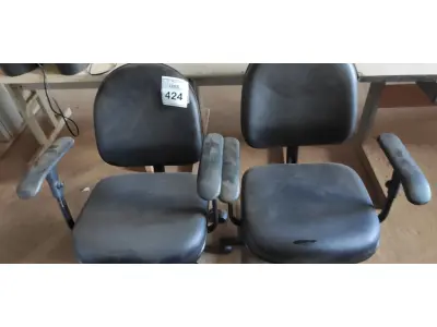 LOTE 424 - 02 CADEIRAS DE ESCRITÓRIO. (NO ESTADO) ATENÇÃO! FAZER A VISITAÇÃO ANTES DE ARREMATAR, NÃO SABEMOS SE FUNCIONA, LEILÃO NÃO TEM GARANTIA E NEM DEVOLUÇÃO, SUJEITO A POSSÍVEIS AVARIAS VISÍVEIS/OCULTAS E/OU AUSÊNCIA DE COMPONENTES.