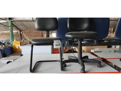 LOTE 395 - 02 CADEIRAS DE ESCRITÓRIO SENDO 01 COM PÉS FIXOS. (NO ESTADO) ATENÇÃO! FAZER A VISITAÇÃO ANTES DE ARREMATAR, NÃO SABEMOS SE FUNCIONA, LEILÃO NÃO TEM GARANTIA E NEM DEVOLUÇÃO, SUJEITO A POSSÍVEIS AVARIAS VISÍVEIS/OCULTAS E/OU AUSÊNCIA DE COMPONENTES.