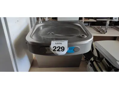 LOTE 229 - 01 BEBEDOURO DE PAREDE EM INOX MARCA IBBL. (NO ESTADO) ATENÇÃO! FAZER A VISITAÇÃO ANTES DE ARREMATAR, NÃO SABEMOS SE FUNCIONA, LEILÃO NÃO TEM GARANTIA E NEM DEVOLUÇÃO, SUJEITO A POSSÍVEIS AVARIAS VISÍVEIS/OCULTAS E/OU AUSÊNCIA DE COMPONENTES.