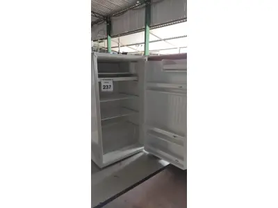 LOTE 237 - 01 FRIGOBAR 220V MARCA CONSUL. (NO ESTADO) ATENÇÃO! FAZER A VISITAÇÃO ANTES DE ARREMATAR, NÃO SABEMOS SE FUNCIONA, LEILÃO NÃO TEM GARANTIA E NEM DEVOLUÇÃO, SUJEITO A POSSÍVEIS AVARIAS VISÍVEIS/OCULTAS E/OU AUSÊNCIA DE COMPONENTES.