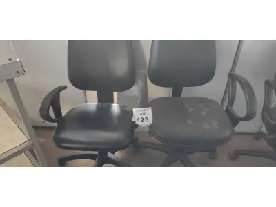 LOTE 423 - 02 CADEIRAS DE ESCRITÓRIO. (NO ESTADO) ATENÇÃO! FAZER A VISITAÇÃO ANTES DE ARREMATAR, NÃO SABEMOS SE FUNCIONA, LEILÃO NÃO TEM GARANTIA E NEM DEVOLUÇÃO, SUJEITO A POSSÍVEIS AVARIAS VISÍVEIS/OCULTAS E/OU AUSÊNCIA DE COMPONENTES.