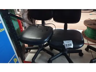 LOTE 150 - 02 CADEIRAS GIRATÓRIAS. (NO ESTADO) ATENÇÃO! FAZER A VISITAÇÃO ANTES DE ARREMATAR, NÃO SABEMOS SE FUNCIONA, LEILÃO NÃO TEM GARANTIA E NEM DEVOLUÇÃO, SUJEITO A POSSÍVEIS AVARIAS VISÍVEIS/OCULTAS E/OU AUSÊNCIA DE COMPONENTES.