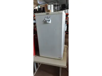 LOTE 219 - 01 FRIGOBAR 220V MARCA CONSUL. (NO ESTADO) ATENÇÃO! FAZER A VISITAÇÃO ANTES DE ARREMATAR, NÃO SABEMOS SE FUNCIONA, LEILÃO NÃO TEM GARANTIA E NEM DEVOLUÇÃO, SUJEITO A POSSÍVEIS AVARIAS VISÍVEIS/OCULTAS E/OU AUSÊNCIA DE COMPONENTES.