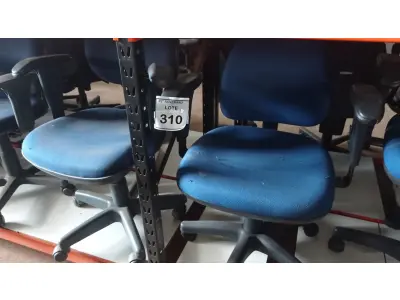 LOTE 310 - 02 CADEIRAS GIRATÓRIAS. (NO ESTADO) ATENÇÃO! FAZER A VISITAÇÃO ANTES DE ARREMATAR, NÃO SABEMOS SE FUNCIONA, LEILÃO NÃO TEM GARANTIA E NEM DEVOLUÇÃO, SUJEITO A POSSÍVEIS AVARIAS VISÍVEIS/OCULTAS E/OU AUSÊNCIA DE COMPONENTES.