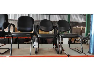 LOTE 399 - 03 CADEIRAS DE ESCRITÓRIO COM PÉS FIXOS. (NO ESTADO) ATENÇÃO! FAZER A VISITAÇÃO ANTES DE ARREMATAR, NÃO SABEMOS SE FUNCIONA, LEILÃO NÃO TEM GARANTIA E NEM DEVOLUÇÃO, SUJEITO A POSSÍVEIS AVARIAS VISÍVEIS/OCULTAS E/OU AUSÊNCIA DE COMPONENTES.