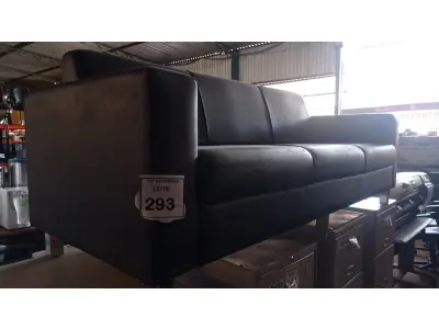 LOTE 293 - 01 SOFÁ DE 03 LUGARES EM COURO SINTÉTICO NA COR PRETA. (NO ESTADO) ATENÇÃO! FAZER A VISITAÇÃO ANTES DE ARREMATAR, NÃO SABEMOS SE FUNCIONA, LEILÃO NÃO TEM GARANTIA E NEM DEVOLUÇÃO, SUJEITO A POSSÍVEIS AVARIAS VISÍVEIS/OCULTAS E/OU AUSÊNCIA DE COMPONENTES.