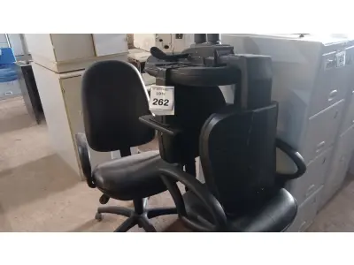 LOTE 262 - 03 CADEIRAS GIRATÓRIAS. (NO ESTADO) ATENÇÃO! FAZER A VISITAÇÃO ANTES DE ARREMATAR, NÃO SABEMOS SE FUNCIONA, LEILÃO NÃO TEM GARANTIA E NEM DEVOLUÇÃO, SUJEITO A POSSÍVEIS AVARIAS VISÍVEIS/OCULTAS E/OU AUSÊNCIA DE COMPONENTES.