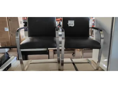 LOTE 252 - 02 CADEIRAS COM PÉS FIXOS. (NO ESTADO) ATENÇÃO! FAZER A VISITAÇÃO ANTES DE ARREMATAR, NÃO SABEMOS SE FUNCIONA, LEILÃO NÃO TEM GARANTIA E NEM DEVOLUÇÃO, SUJEITO A POSSÍVEIS AVARIAS VISÍVEIS/OCULTAS E/OU AUSÊNCIA DE COMPONENTES.