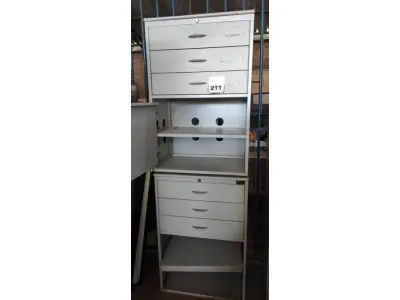 LOTE 211 - 02 ARMÁRIOS BAIXOS DE FERRO E TAMPO EM MADEIRA COM 03 GAVETAS E 01 PORTA CADA. (NO ESTADO) ATENÇÃO! FAZER A VISITAÇÃO ANTES DE ARREMATAR, NÃO SABEMOS SE FUNCIONA, LEILÃO NÃO TEM GARANTIA E NEM DEVOLUÇÃO, SUJEITO A POSSÍVEIS AVARIAS VISÍVEIS/OCULTAS E/OU AUSÊNCIA DE COMPONENTES.