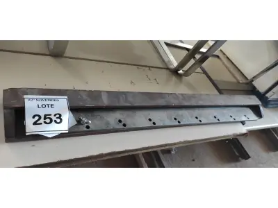 LOTE 253 - 01 LÂMINA DE GUILHOTINA GRÁFICA 100CM. (NO ESTADO) ATENÇÃO! FAZER A VISITAÇÃO ANTES DE ARREMATAR, NÃO SABEMOS SE FUNCIONA, LEILÃO NÃO TEM GARANTIA E NEM DEVOLUÇÃO, SUJEITO A POSSÍVEIS AVARIAS VISÍVEIS/OCULTAS E/OU AUSÊNCIA DE COMPONENTES.