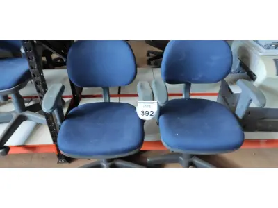 LOTE 392 - 02 CADEIRAS DE ESCRITÓRIO. (NO ESTADO) ATENÇÃO! FAZER A VISITAÇÃO ANTES DE ARREMATAR, NÃO SABEMOS SE FUNCIONA, LEILÃO NÃO TEM GARANTIA E NEM DEVOLUÇÃO, SUJEITO A POSSÍVEIS AVARIAS VISÍVEIS/OCULTAS E/OU AUSÊNCIA DE COMPONENTES.