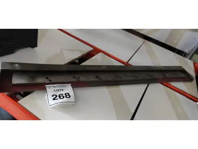 LOTE 268 - 01 LÂMINA DE GUILHOTINA GRÁFICA 100CM. (NO ESTADO) ATENÇÃO! FAZER A VISITAÇÃO ANTES DE ARREMATAR, NÃO SABEMOS SE FUNCIONA, LEILÃO NÃO TEM GARANTIA E NEM DEVOLUÇÃO, SUJEITO A POSSÍVEIS AVARIAS VISÍVEIS/OCULTAS E/OU AUSÊNCIA DE COMPONENTES.