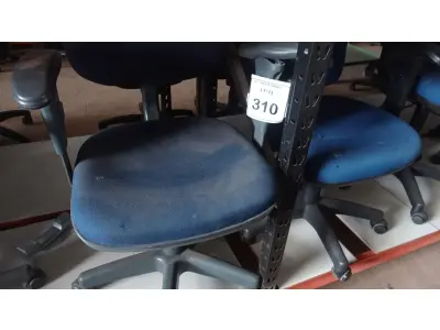 LOTE 310 - 02 CADEIRAS GIRATÓRIAS. (NO ESTADO) ATENÇÃO! FAZER A VISITAÇÃO ANTES DE ARREMATAR, NÃO SABEMOS SE FUNCIONA, LEILÃO NÃO TEM GARANTIA E NEM DEVOLUÇÃO, SUJEITO A POSSÍVEIS AVARIAS VISÍVEIS/OCULTAS E/OU AUSÊNCIA DE COMPONENTES.