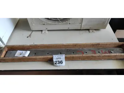 LOTE 236 - 01 LÂMINA DE GUILHOTINA GRÁFICA 106CM. (NO ESTADO) ATENÇÃO! FAZER A VISITAÇÃO ANTES DE ARREMATAR, NÃO SABEMOS SE FUNCIONA, LEILÃO NÃO TEM GARANTIA E NEM DEVOLUÇÃO, SUJEITO A POSSÍVEIS AVARIAS VISÍVEIS/OCULTAS E/OU AUSÊNCIA DE COMPONENTES.