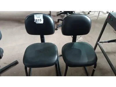 LOTE 315 - 02 CADEIRAS DE ESCRITÓRIO. (NO ESTADO) ATENÇÃO! FAZER A VISITAÇÃO ANTES DE ARREMATAR, NÃO SABEMOS SE FUNCIONA, LEILÃO NÃO TEM GARANTIA E NEM DEVOLUÇÃO, SUJEITO A POSSÍVEIS AVARIAS VISÍVEIS/OCULTAS E/OU AUSÊNCIA DE COMPONENTES.