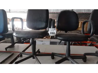 LOTE 288 - 02 CADEIRAS GIRATÓRIAS. (NO ESTADO) ATENÇÃO! FAZER A VISITAÇÃO ANTES DE ARREMATAR, NÃO SABEMOS SE FUNCIONA, LEILÃO NÃO TEM GARANTIA E NEM DEVOLUÇÃO, SUJEITO A POSSÍVEIS AVARIAS VISÍVEIS/OCULTAS E/OU AUSÊNCIA DE COMPONENTES.