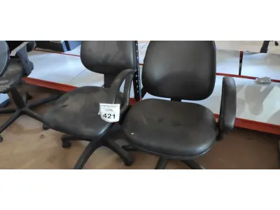 LOTE 421 - 02 CADEIRAS DE ESCRITÓRIO. (NO ESTADO) ATENÇÃO! FAZER A VISITAÇÃO ANTES DE ARREMATAR, NÃO SABEMOS SE FUNCIONA, LEILÃO NÃO TEM GARANTIA E NEM DEVOLUÇÃO, SUJEITO A POSSÍVEIS AVARIAS VISÍVEIS/OCULTAS E/OU AUSÊNCIA DE COMPONENTES.