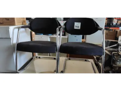 LOTE 203 - 02 CADEIRAS DE PÉS FIXOS. (NO ESTADO) ATENÇÃO! FAZER A VISITAÇÃO ANTES DE ARREMATAR, NÃO SABEMOS SE FUNCIONA, LEILÃO NÃO TEM GARANTIA E NEM DEVOLUÇÃO, SUJEITO A POSSÍVEIS AVARIAS VISÍVEIS/OCULTAS E/OU AUSÊNCIA DE COMPONENTES.