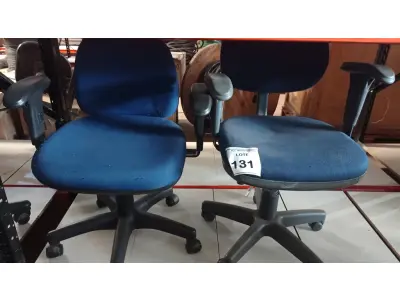 LOTE 131 - 02 CADEIRAS GIRATÓRIAS. (NO ESTADO) ATENÇÃO! FAZER A VISITAÇÃO ANTES DE ARREMATAR, NÃO SABEMOS SE FUNCIONA, LEILÃO NÃO TEM GARANTIA E NEM DEVOLUÇÃO, SUJEITO A POSSÍVEIS AVARIAS VISÍVEIS/OCULTAS E/OU AUSÊNCIA DE COMPONENTES.