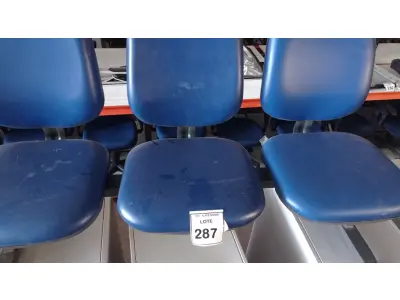 LOTE 287 - 01 LONGARINA DE 03 LUGARES. (NO ESTADO) ATENÇÃO! FAZER A VISITAÇÃO ANTES DE ARREMATAR, NÃO SABEMOS SE FUNCIONA, LEILÃO NÃO TEM GARANTIA E NEM DEVOLUÇÃO, SUJEITO A POSSÍVEIS AVARIAS VISÍVEIS/OCULTAS E/OU AUSÊNCIA DE COMPONENTES.